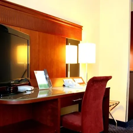Hotel Courtyard - Lotnisko Chopin 4*