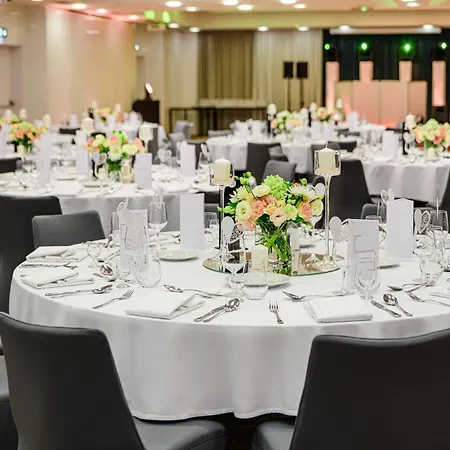 Courtyard By Marriott Airport Hotel