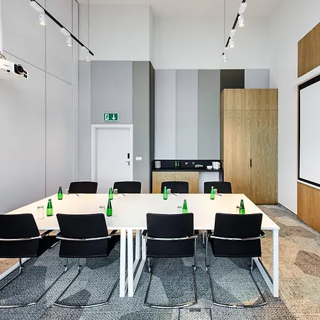 Courtyard By Marriott Airport