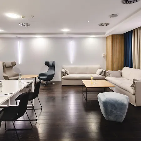 Courtyard By Marriott Airport