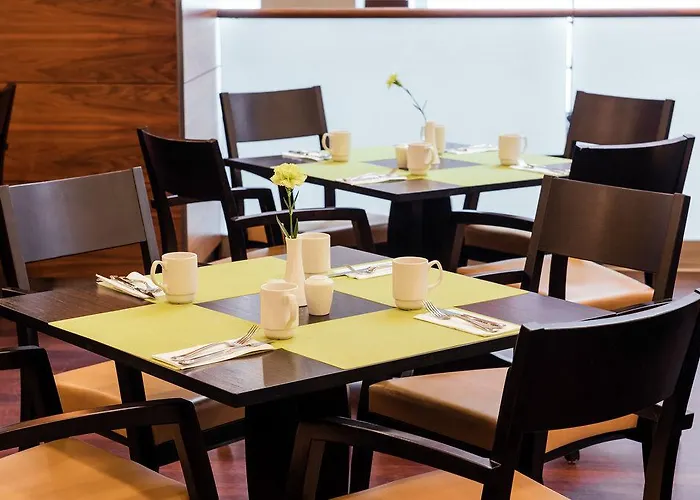 Courtyard By Marriott Airport