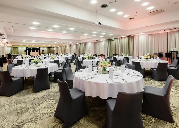 Courtyard By Marriott Airport Hotel