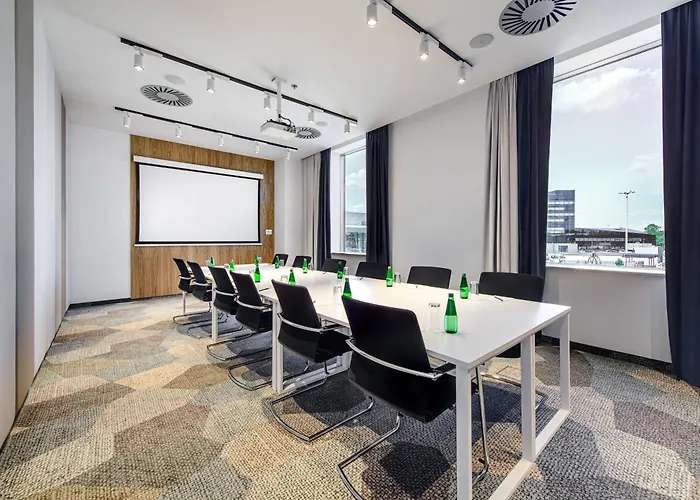 Courtyard By Marriott Airport Hotel