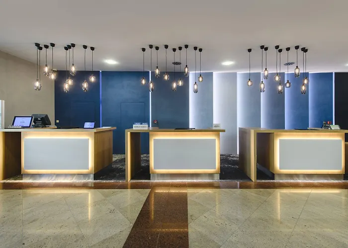 Courtyard By Marriott Airport Hotel