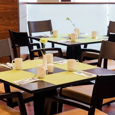 Courtyard By Marriott Airport