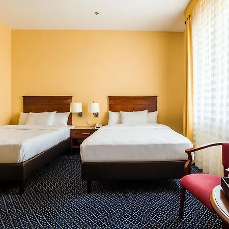 Courtyard By Marriott Airport ורשה
