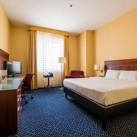 Courtyard By Marriott Airport