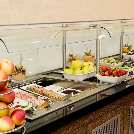 Courtyard By Marriott Airport 4* ורשה