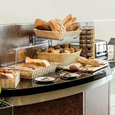 מלון Courtyard By Marriott Airport ורשה