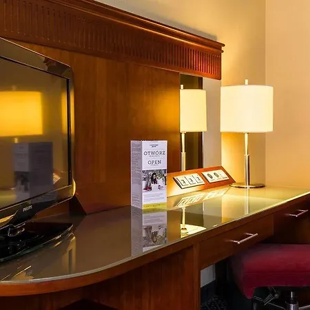 Courtyard By Marriott Airport מלון