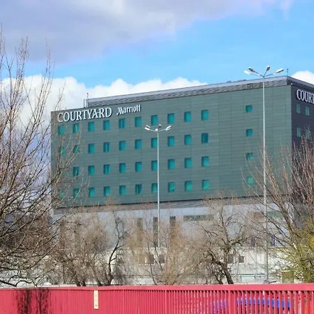 מלון Courtyard By Marriott Airport