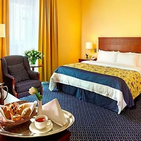 Courtyard By Marriott Airport מלון