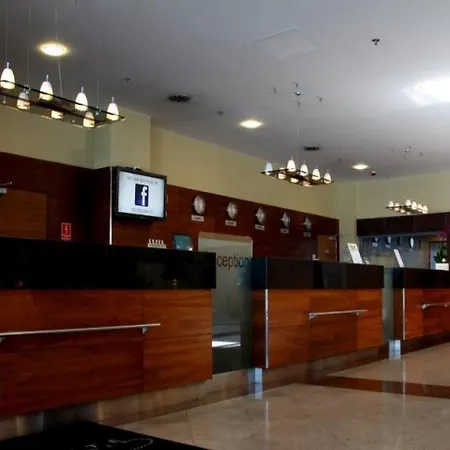 מלון Courtyard By Marriott Airport 4*
