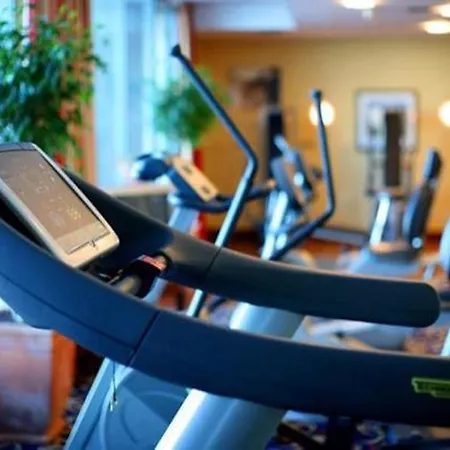 מלון Courtyard By Marriott Airport