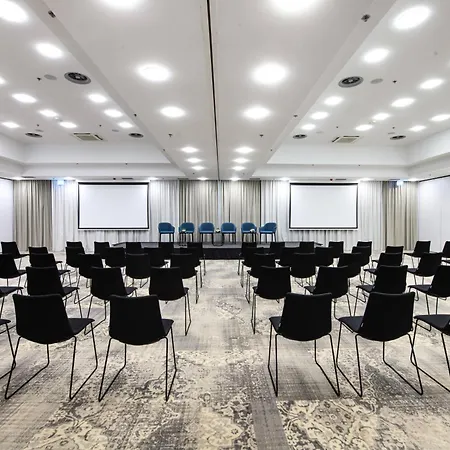 Courtyard By Marriott Airport מלון ורשה