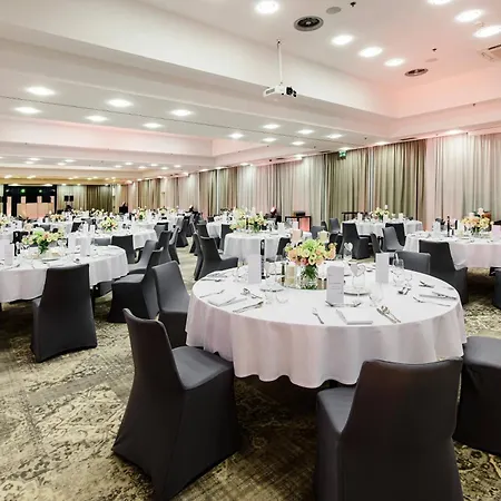Courtyard By Marriott Airport מלון