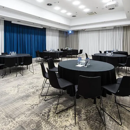 מלון Courtyard By Marriott Airport 4*