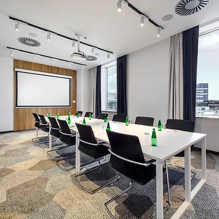 Courtyard By Marriott Airport מלון