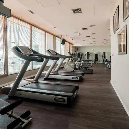 מלון Courtyard By Marriott Airport 4*