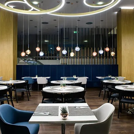 Courtyard By Marriott Airport