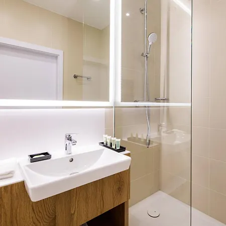 Courtyard By Marriott Airport מלון