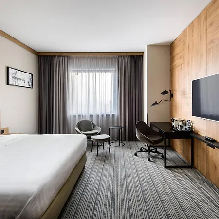 Courtyard By Marriott Airport מלון