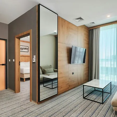 Courtyard By Marriott Airport