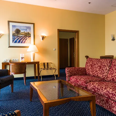 Courtyard By Marriott Airport 4* Varsóvia