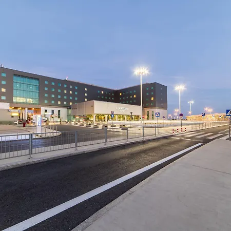 Готель Courtyard By Marriott Airport
