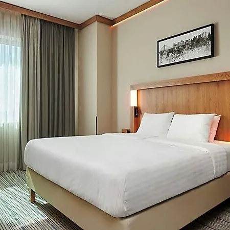 Hotel Courtyard By Marriott Airport