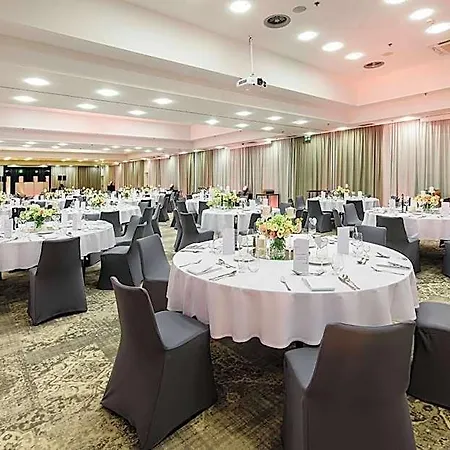 Courtyard By Marriott Airport Hotel