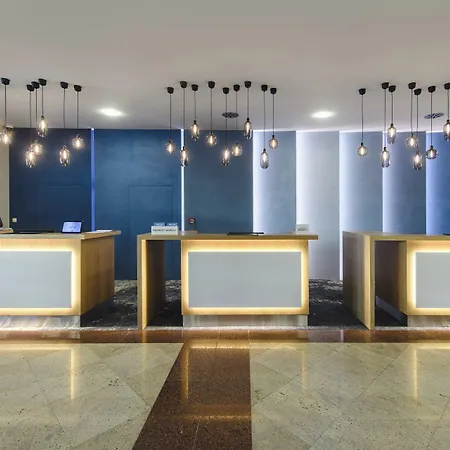Courtyard By Marriott Airport Готель