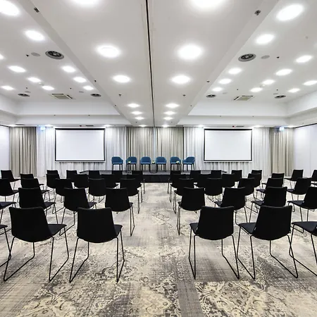 Готель Courtyard By Marriott Airport Варшава