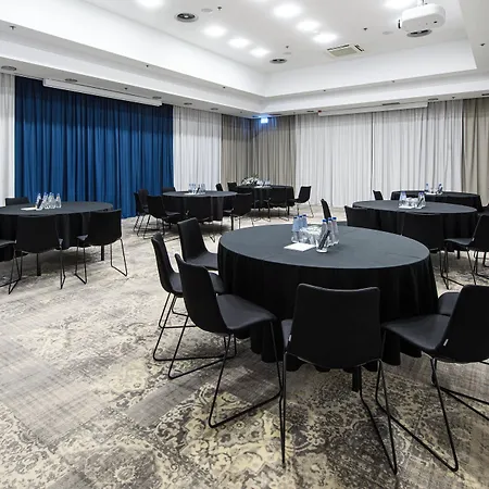 Готель Courtyard By Marriott Airport Варшава