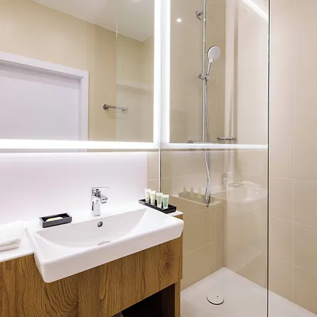Готель Courtyard By Marriott Airport 4*