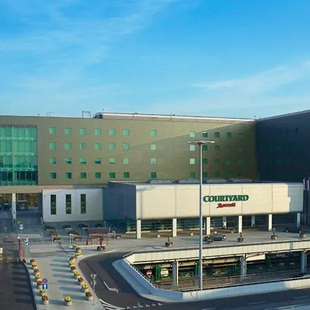Courtyard By Marriott Airport מלון