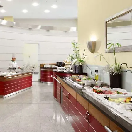מלון Courtyard By Marriott Airport 4*