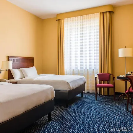 מלון Courtyard By Marriott Airport