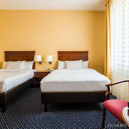 מלון Courtyard By Marriott Airport