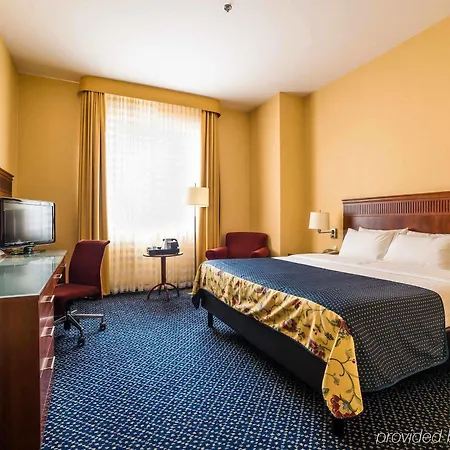 Courtyard By Marriott Airport מלון ורשה