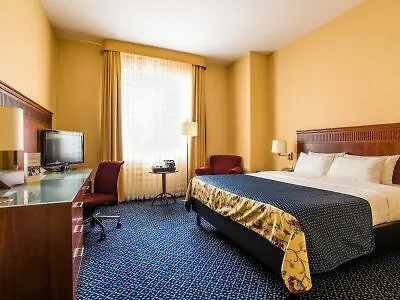 Отель Courtyard By Marriott Airport Варшава