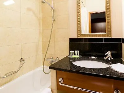 Courtyard By Marriott Airport