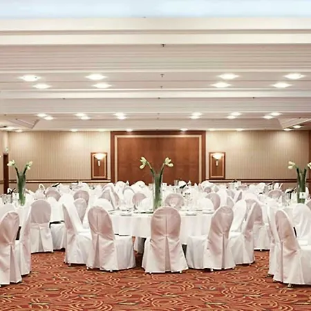 Courtyard By Marriott Airport מלון