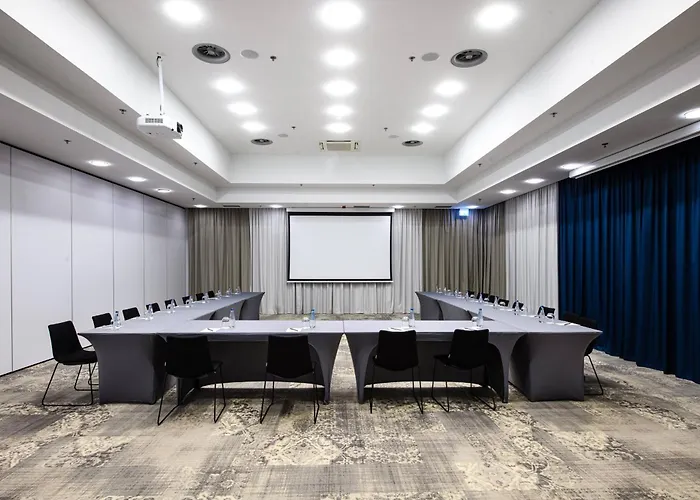 Courtyard By Marriott Airport