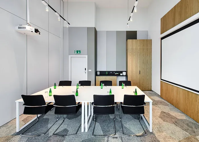 Courtyard By Marriott Airport