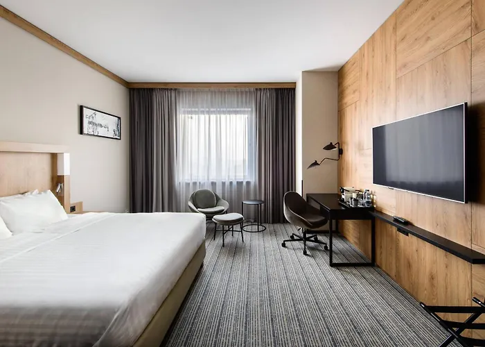 Courtyard By Marriott Airport Hotel