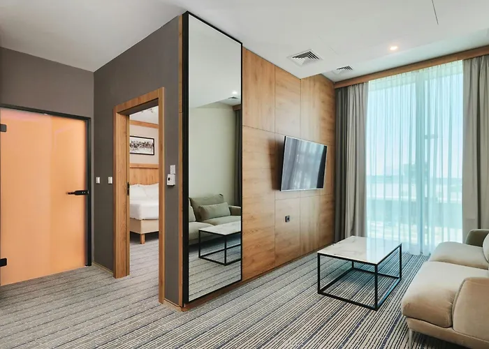 Courtyard By Marriott Airport