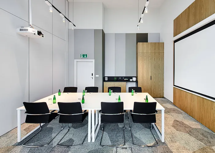 Courtyard By Marriott Airport