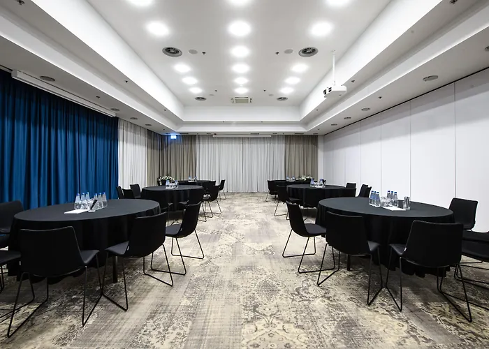 Courtyard By Marriott Airport 4* Varsó