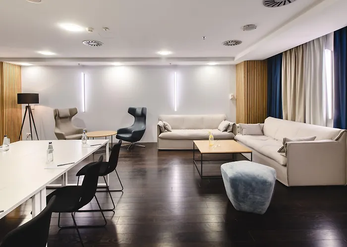 Courtyard By Marriott Airport